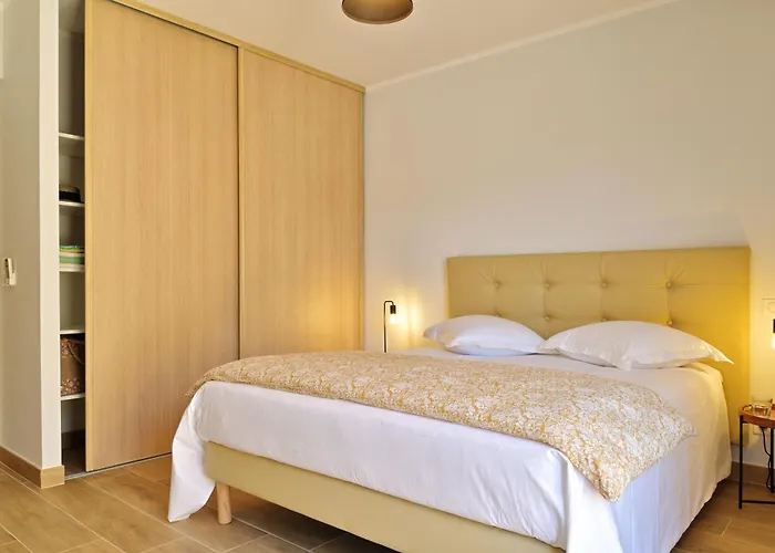 Les Volets Rouges - Duplex De Standing Avec Piscine * אולטה